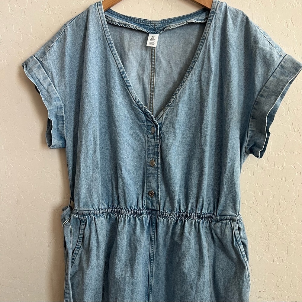 H&M light wash denim wide leg v-neck jumpsuit - Picture 4 of 9